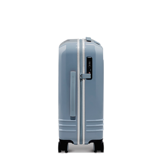 The Roam racing stripe trim and zipper give you a unique symbol of elegance and provides a distinctive signature look.