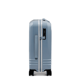 The Roam racing stripe trim and zipper give you a unique symbol of elegance and provides a distinctive signature look.